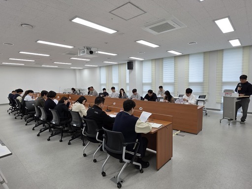 용인시가 도로를 비롯한 공공시설의 소규모 보수 등에 적용하는 연간단가공사 관리의 투명성과 효율성을 높이기 위해 운영 전반에 대한 감사를 통해 업무 관행을 개선하는 등 종합대책을 마련해 시행한다.