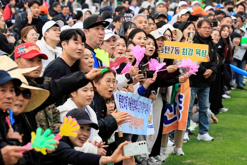 조마조마 계주경기를 응원하는 시민들.