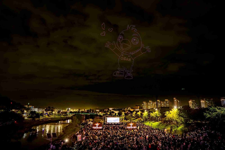 오산시가 오산천에서 제37회 오산시민의 날을 기념해 ‘드론라이트 쇼 & 경관조명 점등식’을 성황리에 개최했다.