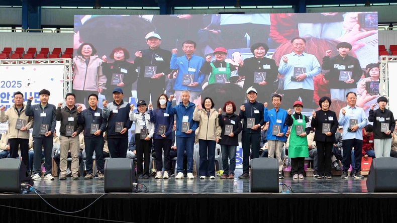 안성시가 종합운동장에서 ‘2025 안성시민체육대회’가 시민들의 뜨거운 호응 속에 성공적으로 막을 내렸다.