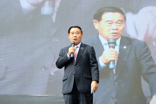 수원시의회가  시민과 함께한 이색적인 하루를 보냈다. 이 의장을 비롯한 의원들은 이날 오전 수원천 버들교 일대에서 열린 '제1회 수원천 축제 다함께 즐기세류'와 오후 수원국민체육센터에서 열린 '제3회 수원특례시의회 의장배 장애인 탁구대회'에 참석해 시민과 체육인들을 격려했다.