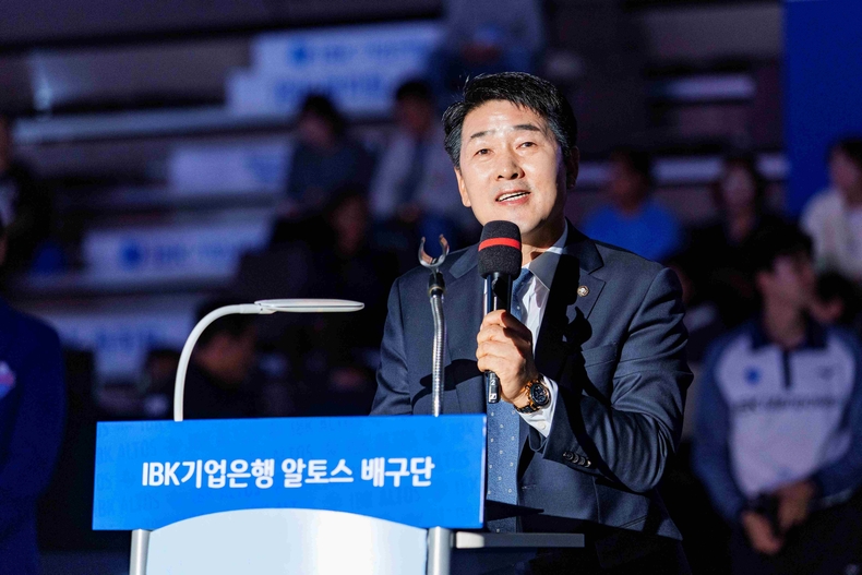 화성특례시의회 화성종합경기타운 실내체육관에서 열린 ‘IBK기업은행 알토스 배구단 2024-2025시즌 홈 개막전(vs 현대건설)’에 참석해 선수단과 팬들을 격려하며 새로운 시즌의 출발을 함께했다. 배정수 의장이 인사말을 하고 있다.