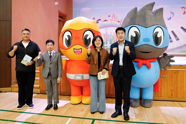 화성특례시의회 청계중앙공원 운동장과 동탄중앙초등학교 강당에서 열린‘2025 화성다가치 공유학교 페스티벌’에 참석했다.