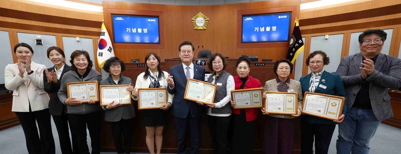 오산시의회가 본회의장에서 ‘오산시의회 의장 표창 시상식’을 열고 지역사회 발전과 주민 소통에 앞장서 온 통장들을 표창했다.