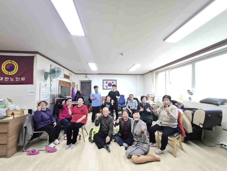 이채명 경기도의회 의원이 최근 호계3동 구장터 경로당을 방문해 경기도 안마사협회가 추진 중인 안마사 파견 일자리사업 현장을 살펴보고, 사업에 참여한 안마사와 어르신들의 의견을 청취했다.