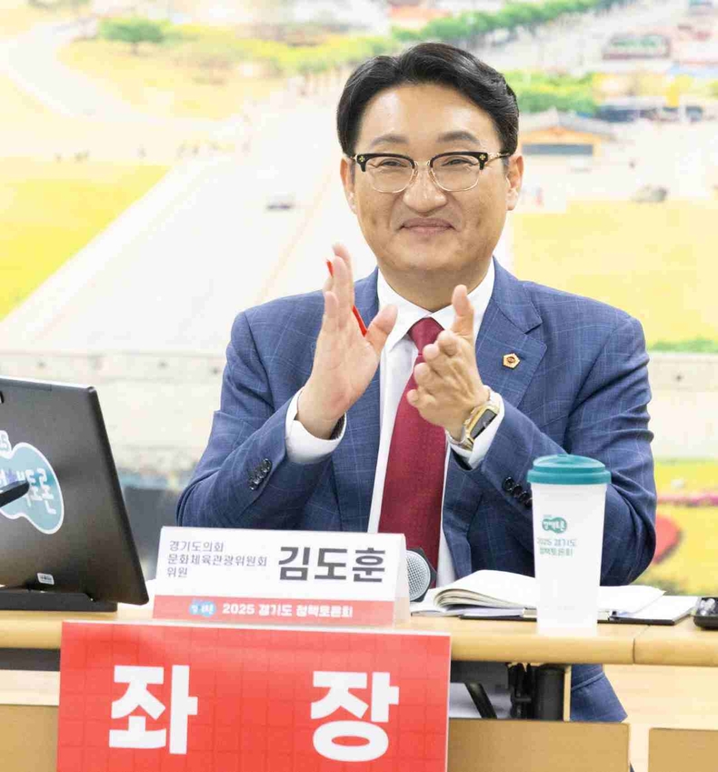 김도훈 경기도의회 문화체육관광위원회 의원이 좌장을 맡은 ‘정조대왕능행차 유네스코 인류무형문화유산 등재 전략 정책토론회’가 27일 팔달구청 대회의실에서 성황리에 개최됐다.