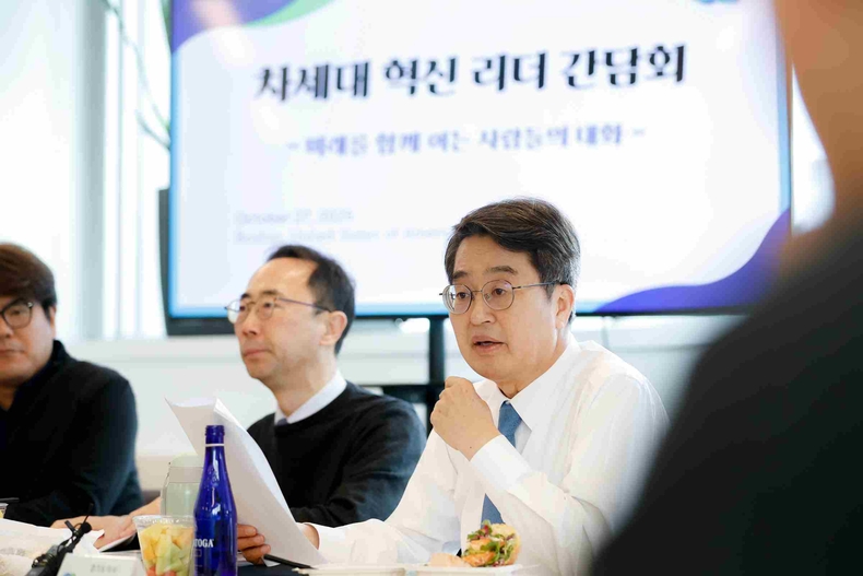 김동연 지사는 27일(현지 시각) 미국 보스턴의 공유오피스 ‘케임브리지이노베이션센터’(CIC·Cambridge Innovation Center)에서 윤정효 노나테크놀로지 공동창립자, 이동엽 뉴잉글랜드 생명과학협회 보스턴 과학자 협회장, 이재교 하버드 의과대학 박사 등과 ‘차세대 혁신 리더 간담회’를 열었다.