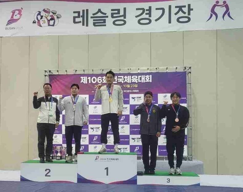 수상대 중앙(1위) 우측의 송진섭 선수, 3위 좌측의 박건우 선수