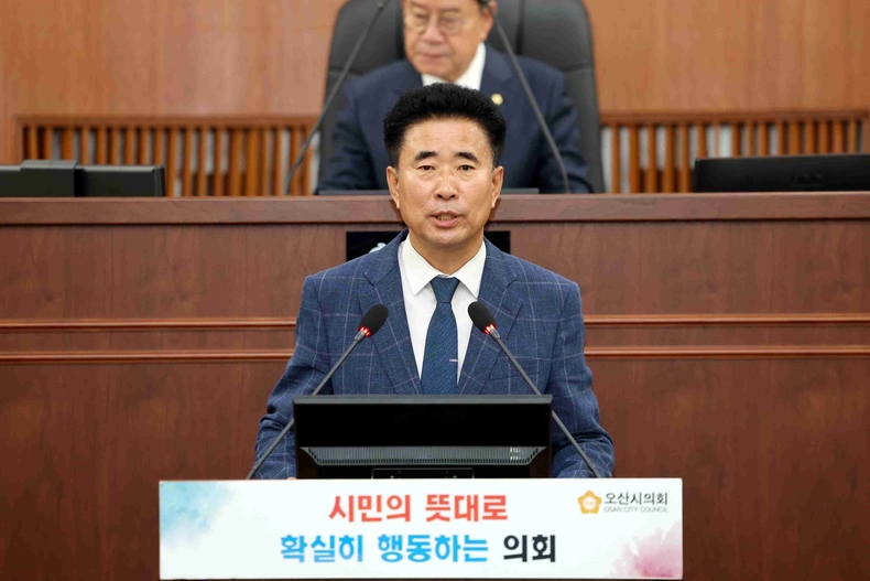 성길용 오산시의회 부의장은 가장동 서부대로 보강토 옹벽 붕괴 사고 이후 미흡한 행정 대응과 시민 교통 불편 해소를 위해 전면 교량 재시공과 임시우회도로 공사 추진을 강력히 촉구했다.