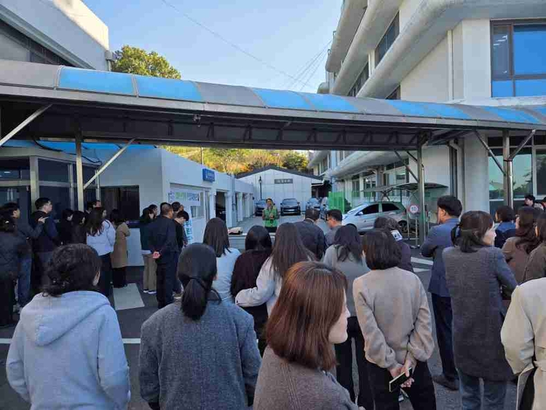 안성시가 시청 내에서 전 부서 직원이 참여한 가운데 안성소방서와 함께 소방합동훈련을 실시했다.