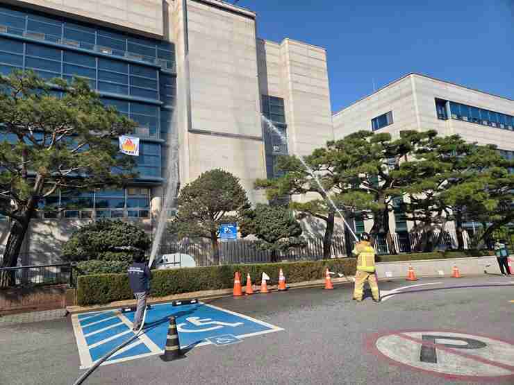 평택시가 평택소방서 비전119안전센터와 합동으로 시청사 내 소방 훈련을 진행했다.