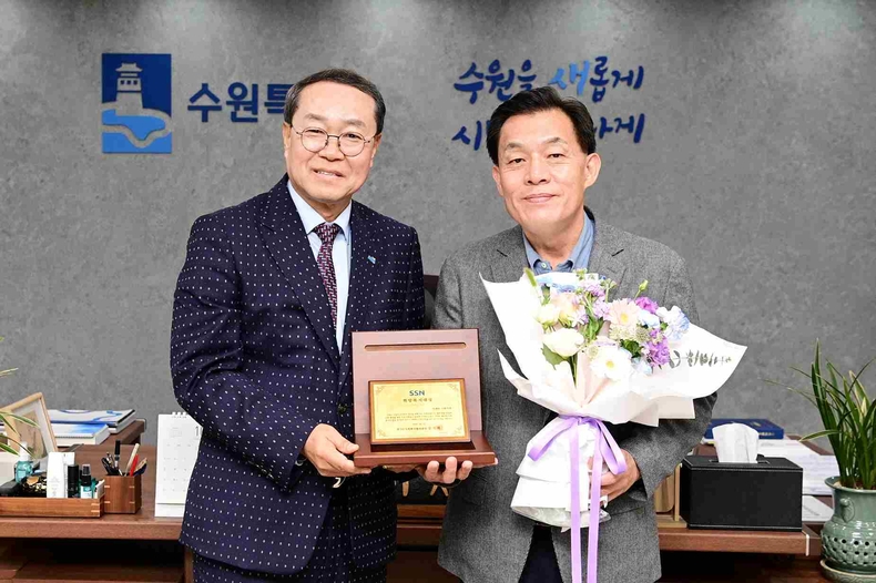 이재준 수원시장(오른쪽), 경기도사회복지협의회 강기태 회장이 함께하고 있다.