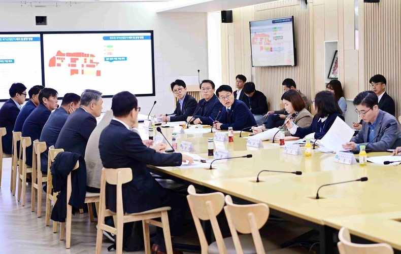 경기도가 29일 경기도 북부청사에서 ‘경기북부 미분양 산업단지 합동 대책회의’를 열고 동두천국가산업단지와 연천BIX(은통일반산업단지)의 분양 활성화 방안을 논의했다.