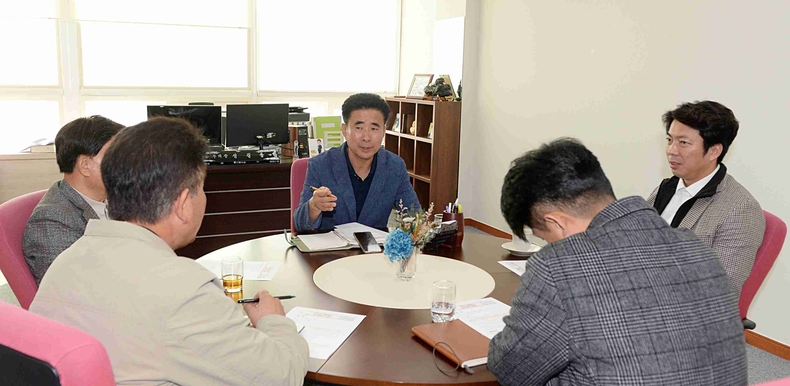 성길용 오산시의회 부의장이 29일 집무실에서 관내 마을버스 운수업체 대표들과 간담회를 열고 운수업계 애로사항을 청취하며 시민 교통편의를 높이기 위한 방안을 논의하고 있다.