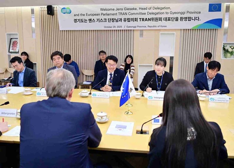 김대순 행정2부지사가 유럽의회 교통관광위원회와 미래모빌리티 정책 협력 논의유럽의회 면담하고 있다.