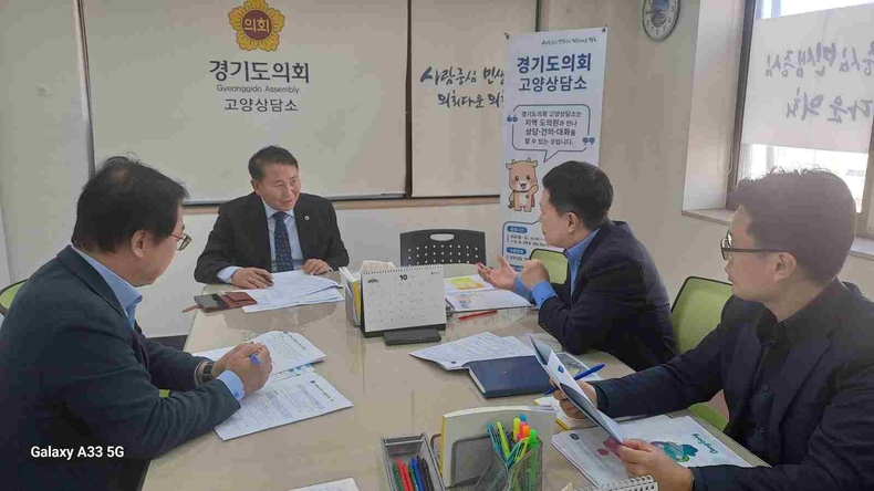 명재성 경기도의회 도시환경위원회 의원이 경기도의회 고양상담소에서 경기도 도시개발국으로부터 ‘K-컬처밸리 추진현황과 고양시 경제자유구역 추진’에 대한 업무보고를 받고 사업 추진상황을 점검했다.