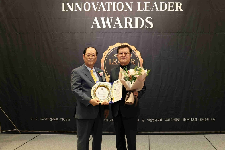 이상복 오산시의회 의장이 한국유권자 중앙회에서 수여하는‘자치의정대상’에 이어 29일 혁신리더 선정위원회에서 수여하는‘혁신리더대상’을 수상하는 영예를 안았다.