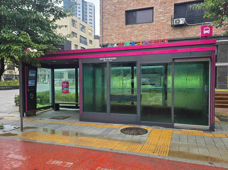 경기도가 교통약자의 대중교통 이용 편의 향상을 위해 지난 9월17일부터 10월1일까지 9개 시군 버스정류소 43곳을 대상으로 합동 점검을 실시한 결과, 43곳 모두 보도·차도 높이 부적정 등 법적 설치 기준을 충족하지 못한 것으로 나타났다.