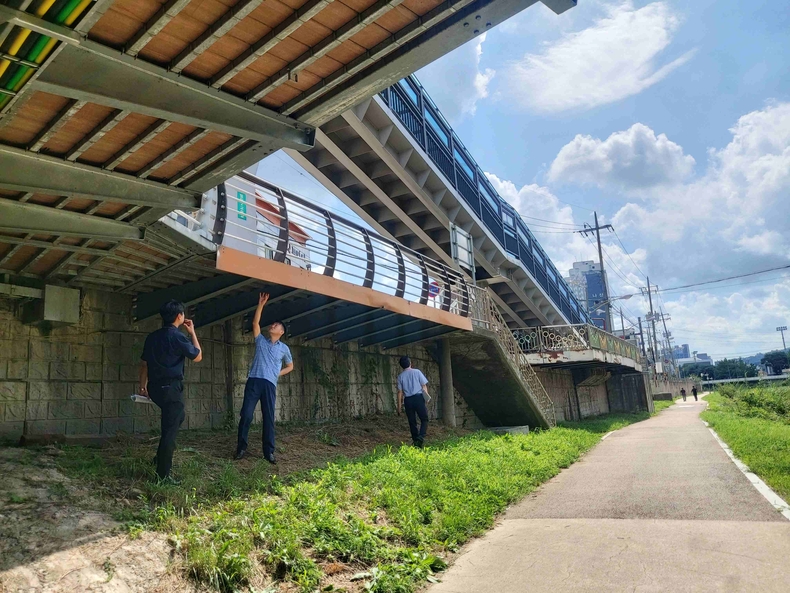 경기도 감사위원회가 보행자의 안전을 위협하는 오래되고 낡은 보도육교 와 확장인도교 등 896곳을 대상으로 관리 실태를 특정 감사한 결과, 183곳에서 부식·균열 방치 등 461건의 지적 사항이 나왔다.