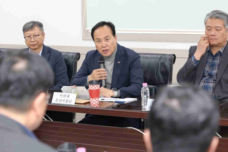오산시가 지역 산업 경쟁력 강화를 위해 가장산업단지 내 ㈜엔코스에서 기업인과의 간담회를 열고 산업단지 발전방안과 현안 해결책을 논의했다.