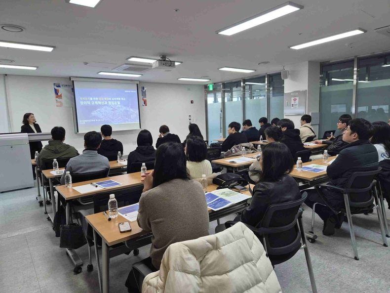 화성특례시가 공직자를 대상으로 투자유치 업무 역량 강화 교육을 하고 있다.
