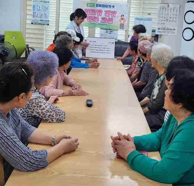 평택시 송탄보건소가 어르신들의 건강증진과 만성질환 관리를 위해 관내 경로당을 방문해 만성질환 예방 및 자기관리 교육을 진행하고 있다.