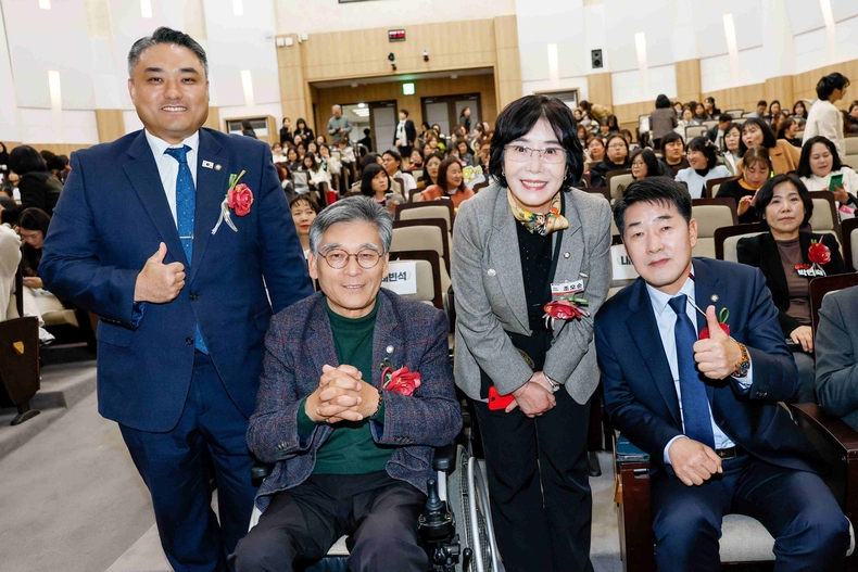 화성특례시의회가 화성시청 3층 대강당에서 열린 ‘2025년 보육주간 기념행사’에 참석해 지역 보육가족들을 격려하고, 보육의 헌신과 노고에 감사를 전했다.