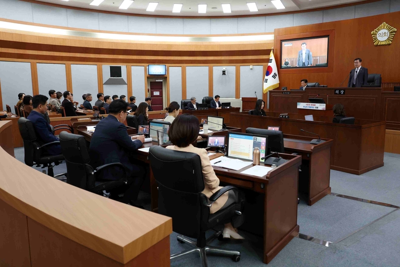 오산시의회가 31일 본회의장에서 열린 제297회 임시회 제2차 본회의를 끝으로 5일간 의사일정을 모두 마무리했다.