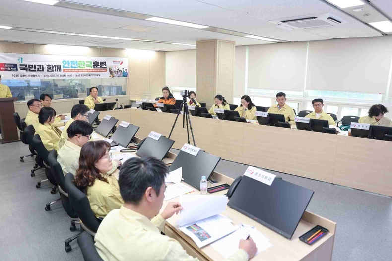 이권재 오산시장이 현장훈련 종료 후 강평하는 모습.