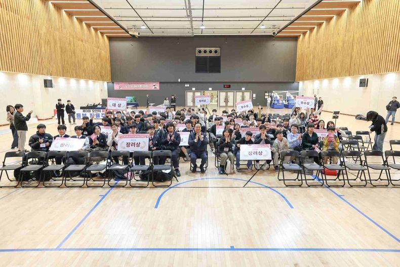 오산시가 오산오색문화체육센터에서 관내 초·중· 학생 90여 명이 참여한 ‘2025 제3회 오산시 해커톤 대회’를 성황리에 개최했다.