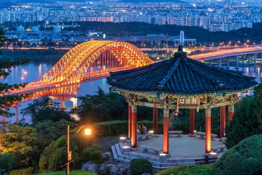 고양시 대표 역사 유적지 행주산성이 한강의 낭만과 감성을 느낄 수 있는 공간으로 새롭게 거듭났다. 한강변을 따라 조성된 행주산성 수변누리길이 은은한 조명과 함께 한강의 밤을 즐길 수 있는 야경 명소로 탈바꿈했다.