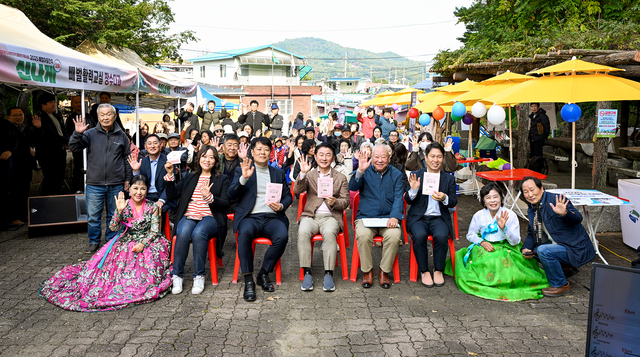 의정부시 도시재생지원센터가 고산동 빼벌마을 쌈지공원(산 117-3)에서 도시재생 새뜰마을사업의 일환으로 제2회 빼벌마을잔치 ‘신나게’를 개최했다.