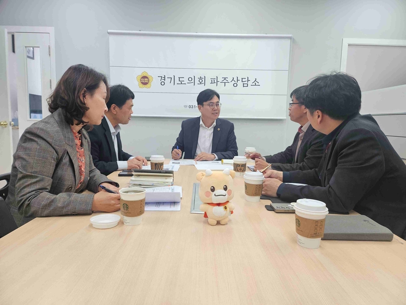 이용욱 경기도의회 의회운영위원회 부위원장이 파주상담소에서 파주교육지원청 관계자들과 정담회를 열어 9월 중 최근 3차례에 걸쳐 파주 학부모 및 교육지원청 관계자들과 가진 정담회 결과를 점검했다.