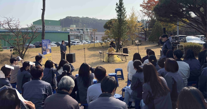 화성시립양감작은도서관이 지난달 31일 기업 근로자를 위한 찾아가는 문화공연을 운영하고 있다.