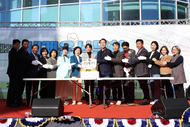 정명근 화성특례시장이 송옥주 국회의원, 시의원 등 내빈들과 기념촬영을 하고 있다.